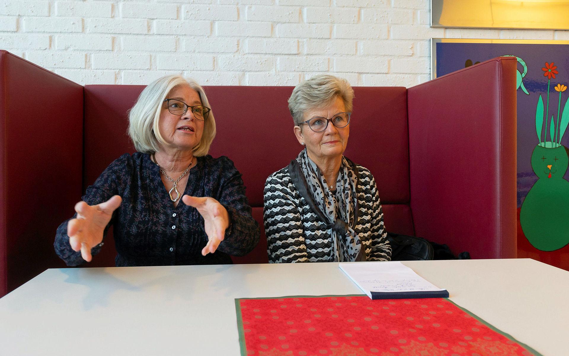Marianne Börjesson och Britt Aronsson är två av Röda korsets sjukhusvärdar i Varberg. De håller sig ofta i närheten av tavlan där många vilsna patienter behöver hjälp.