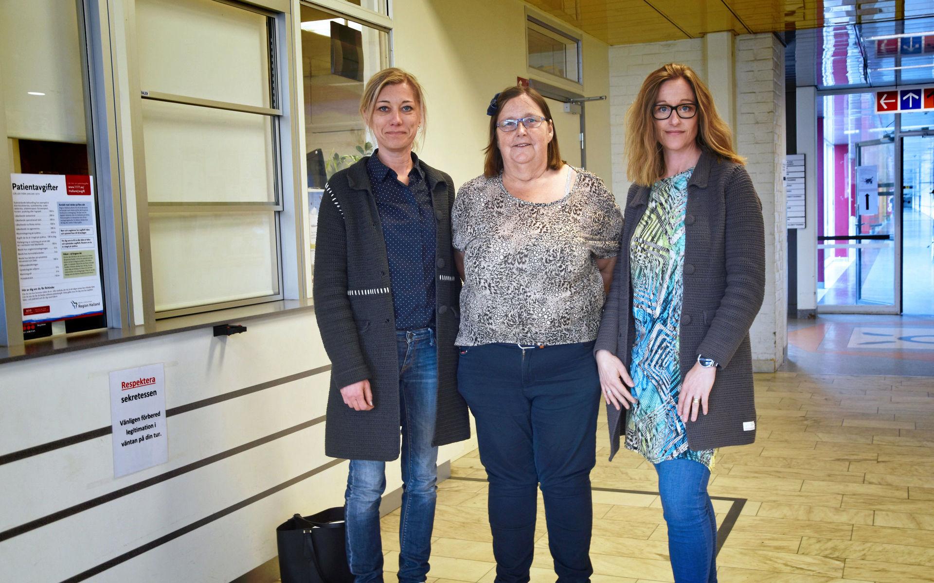 Receptionisterna Maria Schenberg, Annvor Larsson och Linda Wahlund tycker det är skönt att sjukhusvärdarna finns på plats.