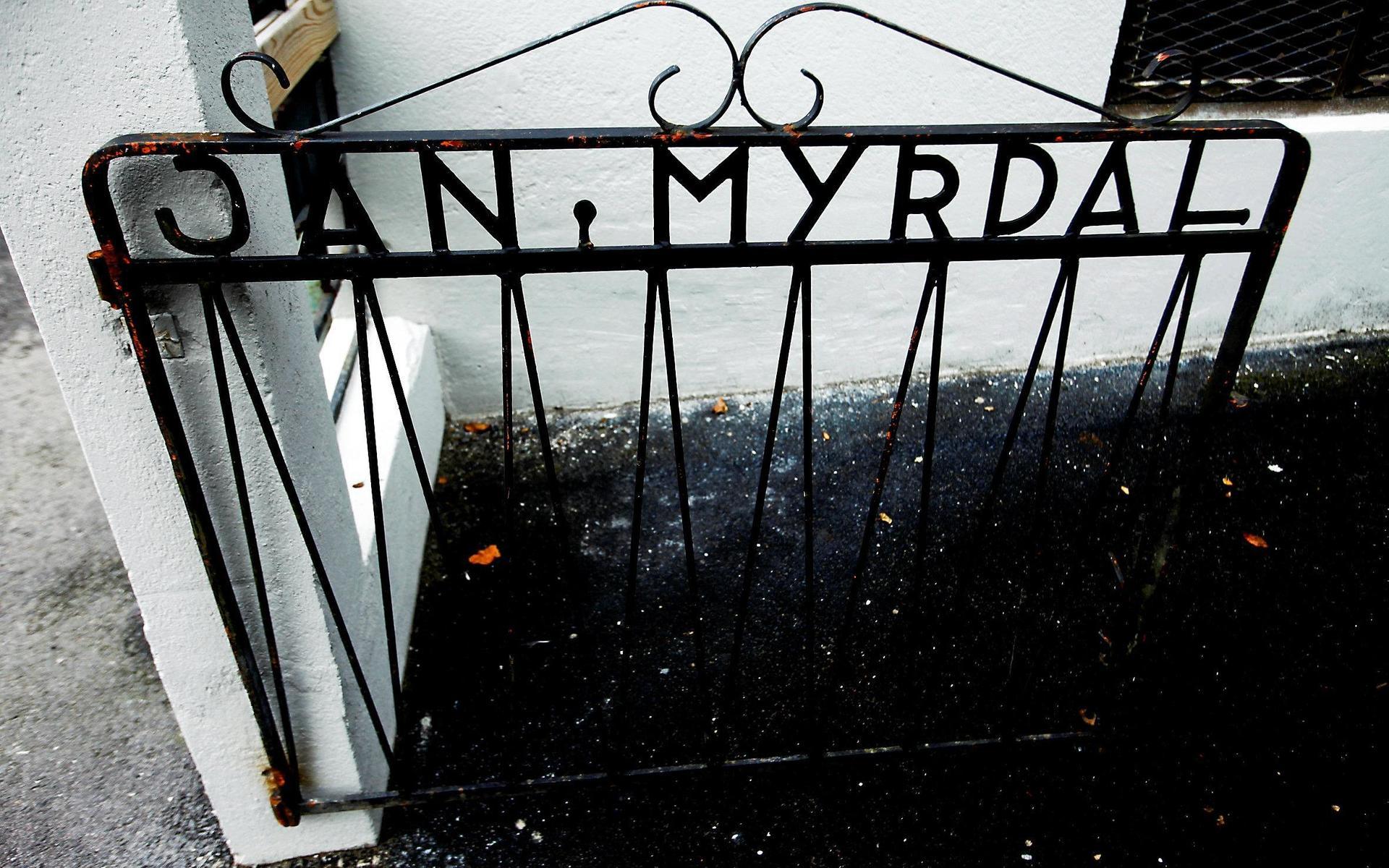 Jan Myrdal fick en specialgjord grind till huset.