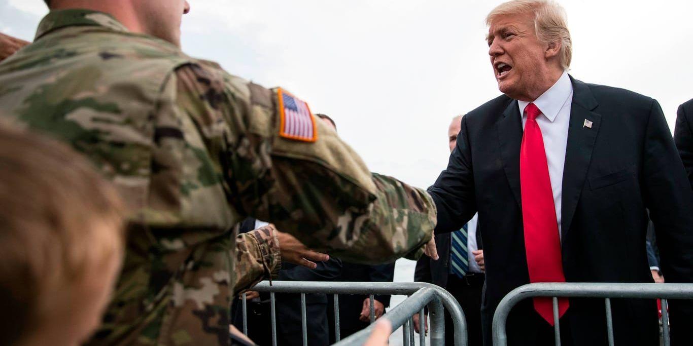 Det blir för dyrt att låta transpersoner tjänstgöra i USA:s militär, menar Donald Trump.