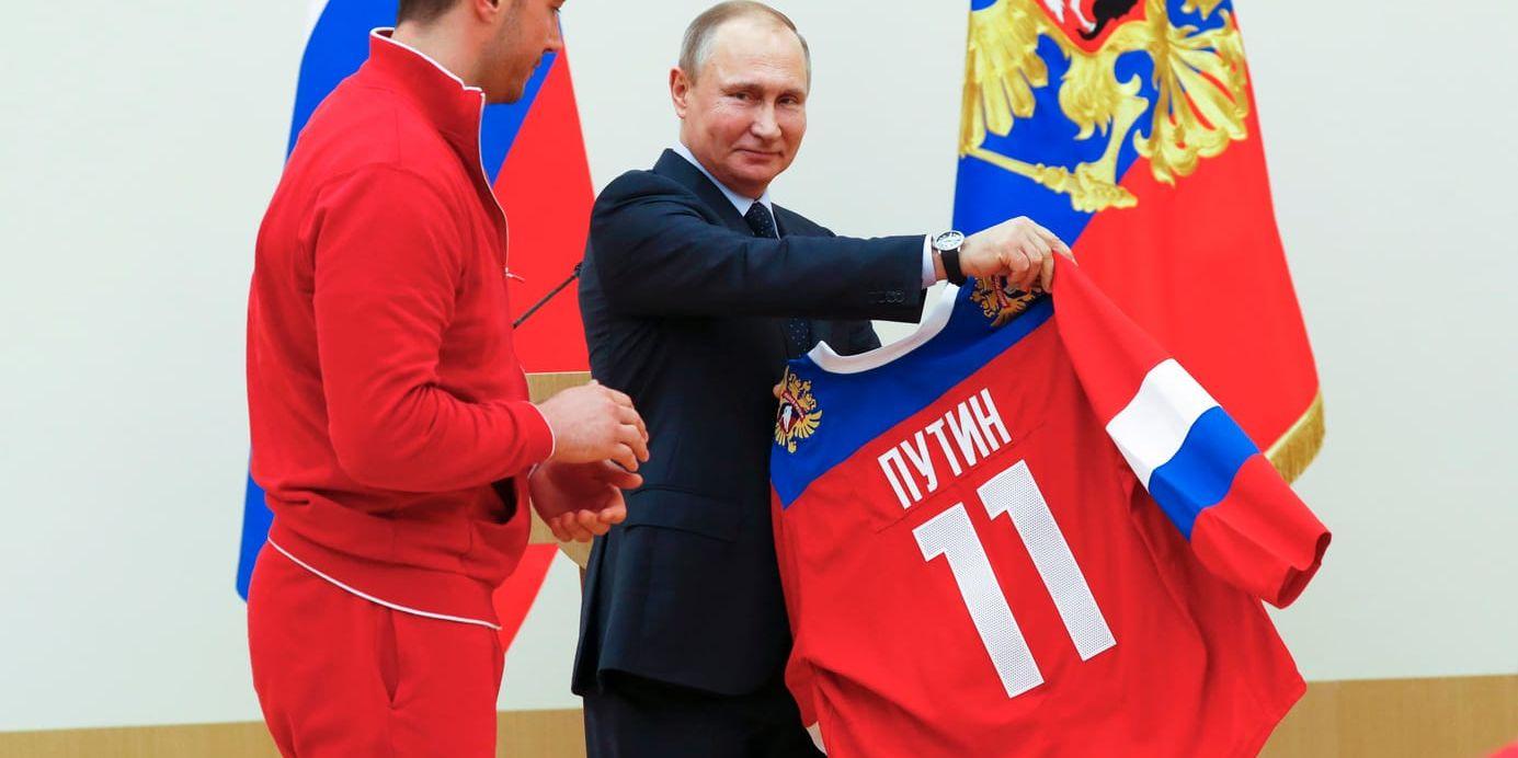 Rysslands Vladimir Putin tillsamman med ishockeyspelaren Ilya Kovalchuk, som ska delta under OS i Pyeongchang. Arkivbild.