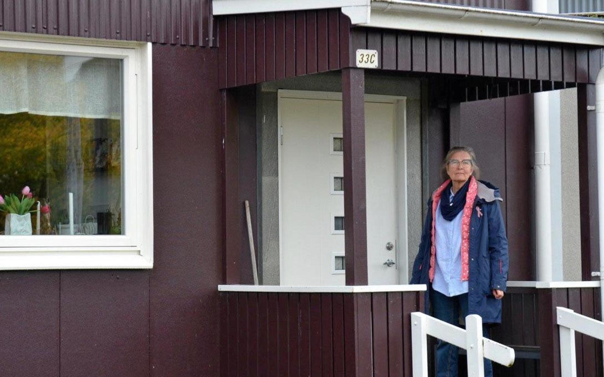 För två år sedan fick Britt-Marie Johansson hot om vite på 50 000 kronor om hon inte målade sitt hus grått.
