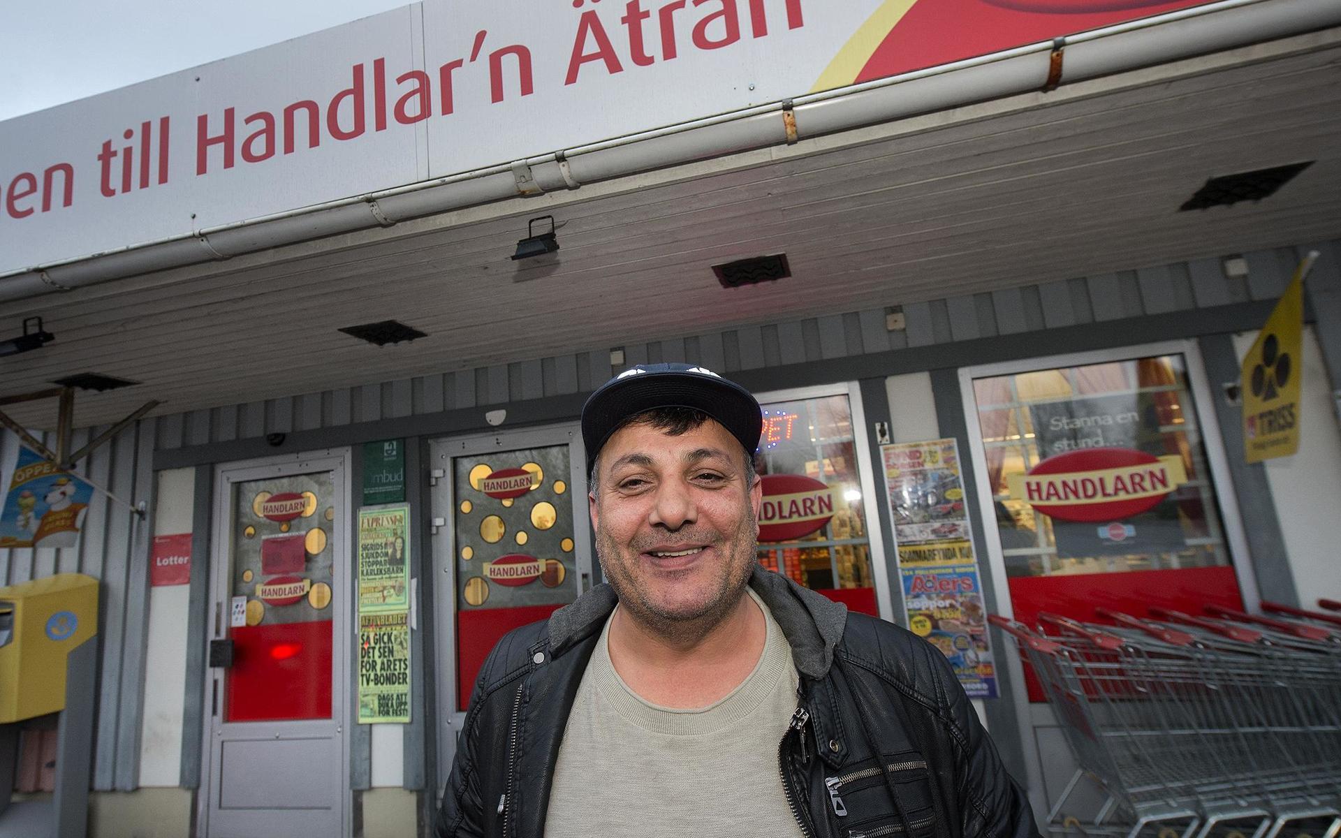 Dihaa Kurdi framför sin butik i Ätran. Nu planerar han för en liknande butik i Älvsered.