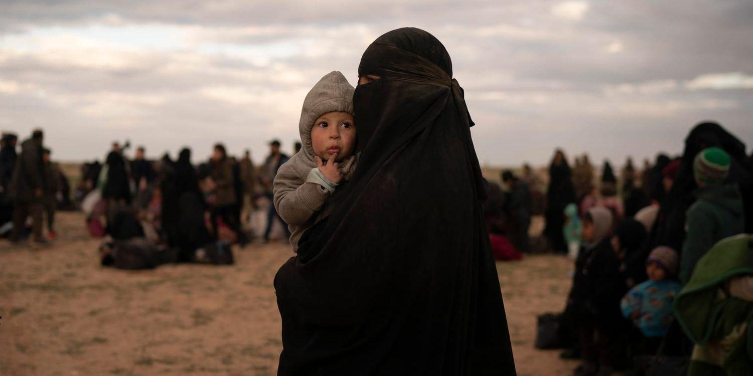 En kvinna med ett barn som evakuerats från ett område i östra Syrien som kontrolleras av terrorgruppen IS.