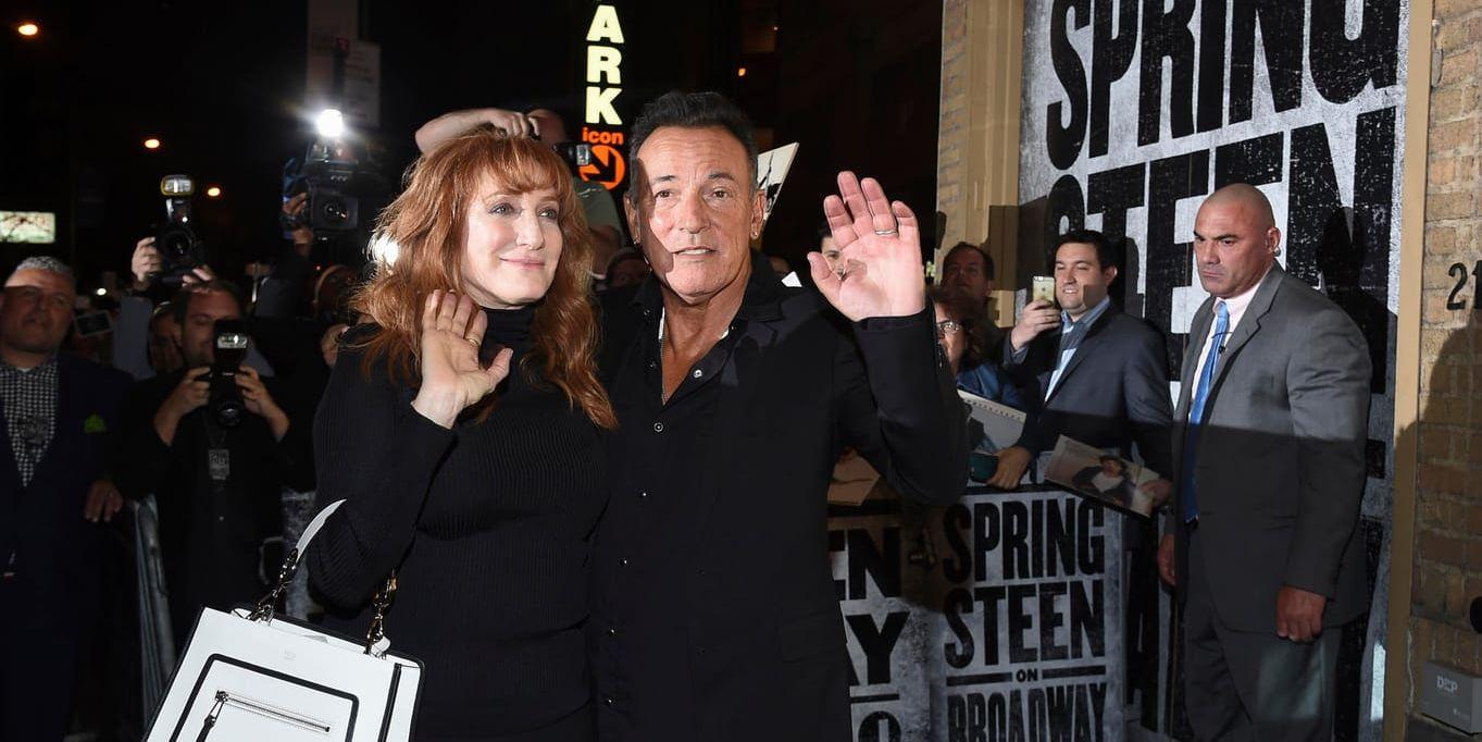 Bruce Springsteen och hans fru Patti Scialfa utanför Walter Kerr Theatre. Arkivbild.