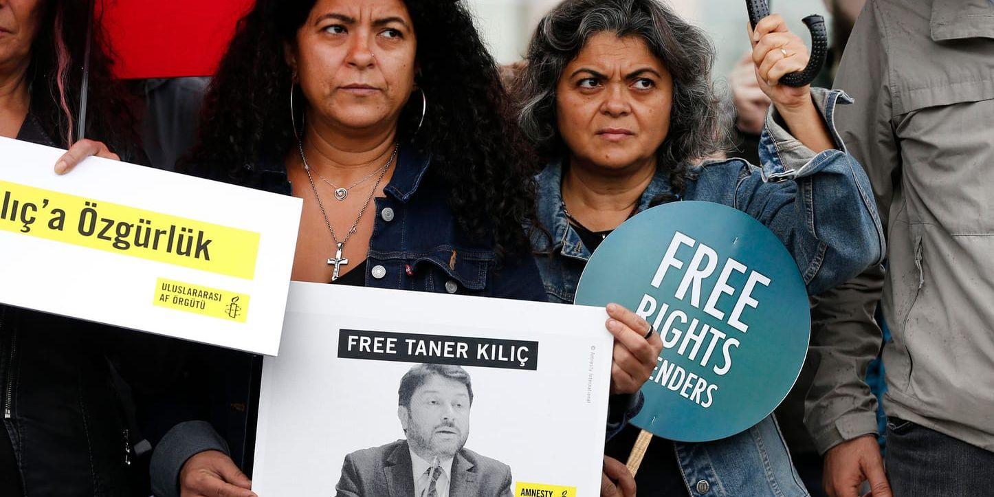Demonstranter protesterar mot åtalet mot Amnestys turkiske ordförande Taner Kilic. Arkivbild.