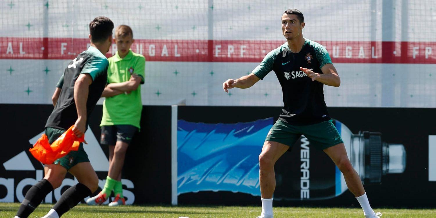 Cristiano Ronaldo bollar på Portugals träning i Kratovo utanför Moskva.