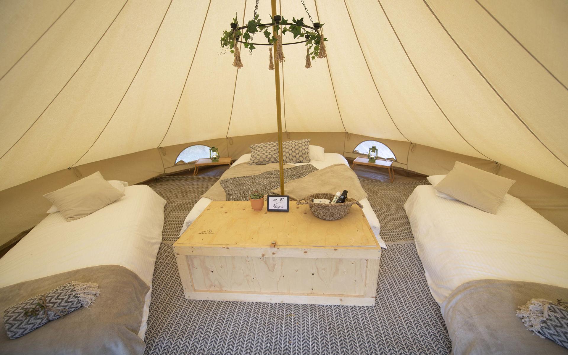 Inuti ser tälten nästan ut som sovrum med mattor, sängar och annan inredning. 