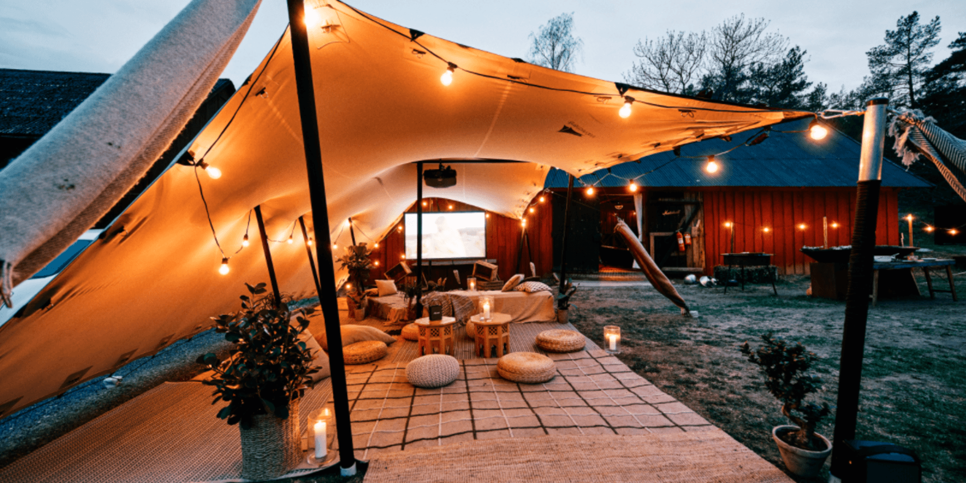 Halmstadparet jobbar även med en annan sorts tält genom företaget Nordic Stretch Tents som hyr ut och säljer olika former av väderskydd. 