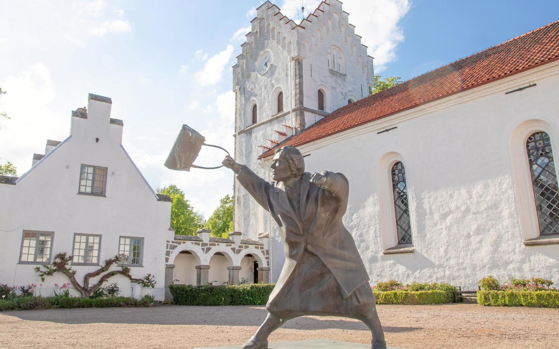 Susanna Arwins ena version av statyn Med handväskan som vapen finns normalt i Varberg, men är i sommar utlånad till på Bosjökloster Slott &amp; Trädgårdar.
