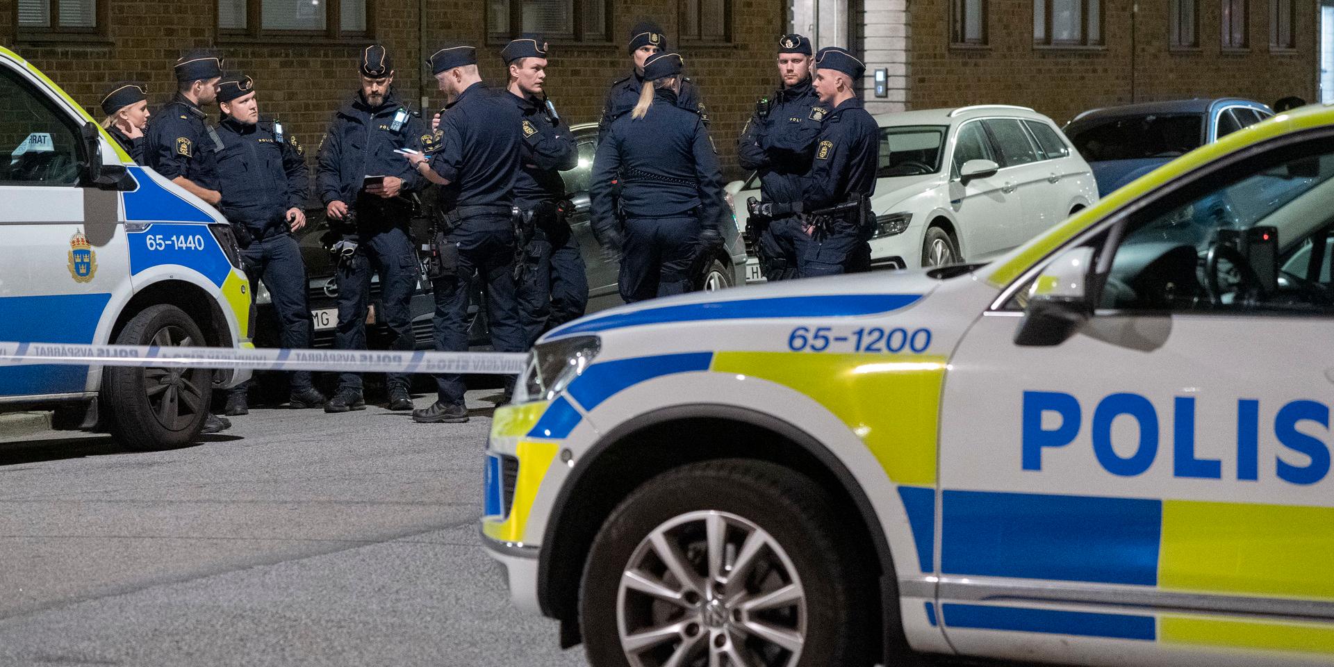 MALMÖ 2021-10-14 
Polis på plats vid ett misstänkt skotthål i en ruta på Ehrensvärdsgatan på Värnhem i Malmö natten till torsdagen. 
Foto: Johan Nilsson / TT / Kod 50090 

