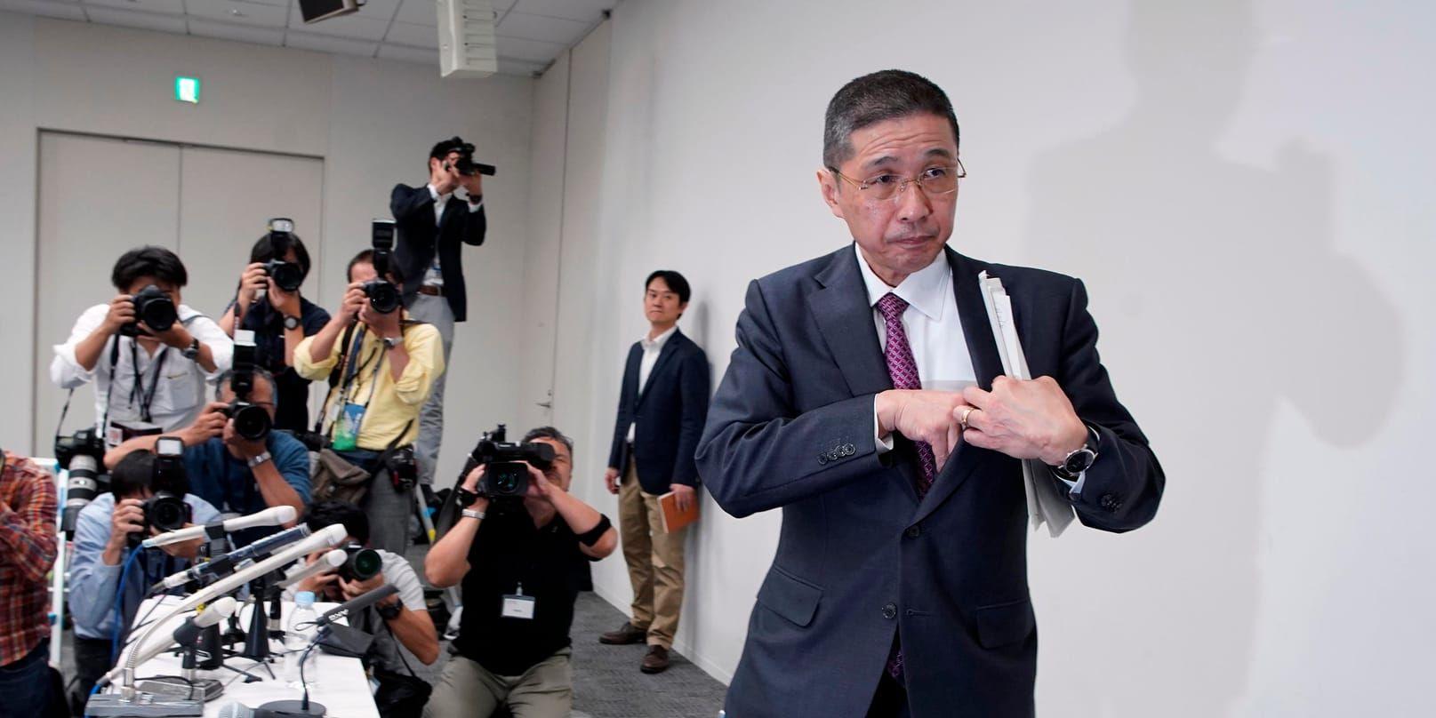 Nissans vd Hiroto Saikawa vid en hastigt sammankallad presskonferens om Ghosns gripande på måndagen.