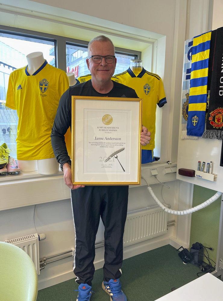 Janne överraskades i veckan på sitt kontor Stockholm med priset från Korvakademin.