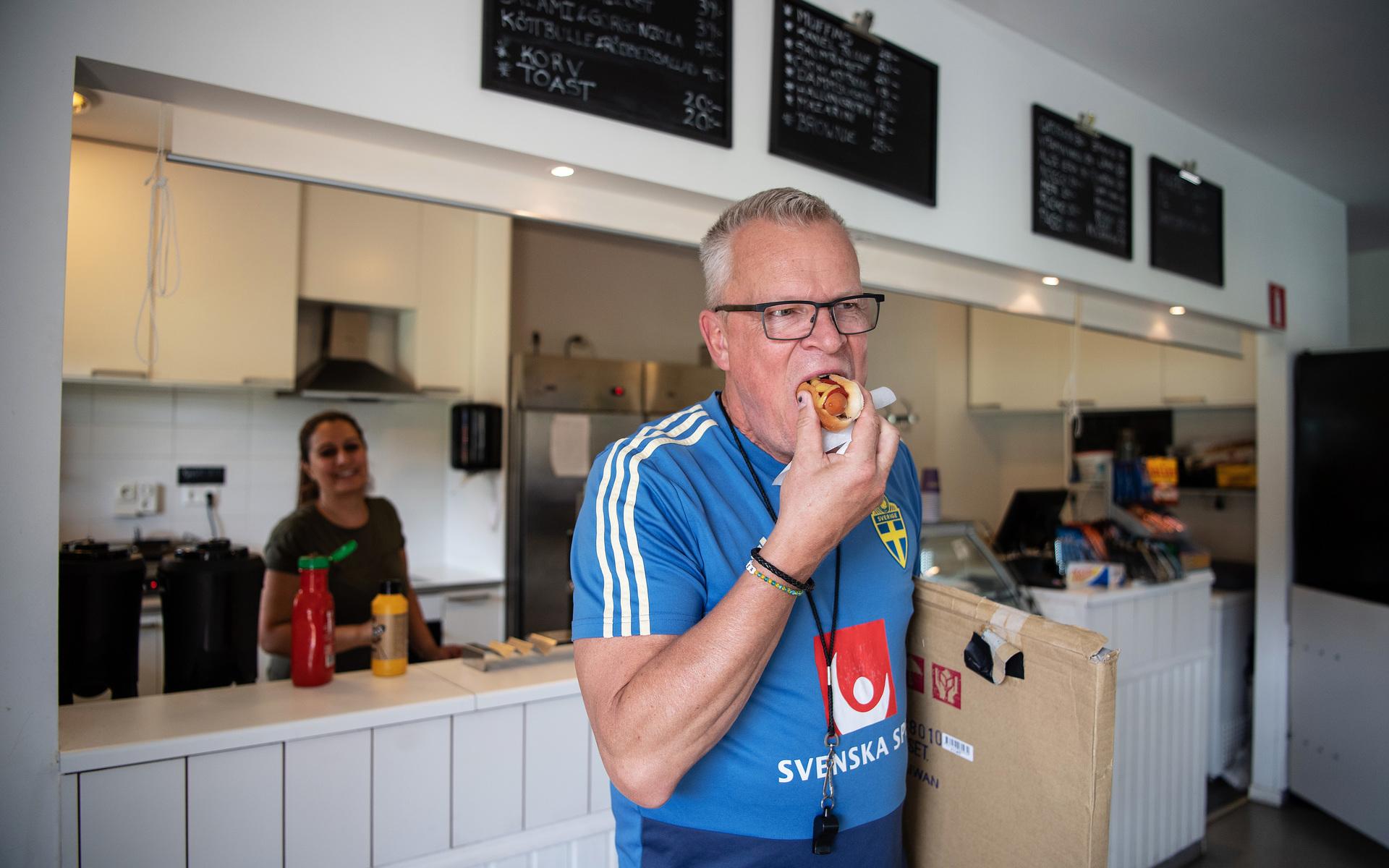 Det är inte sällan Janne Andersson syns äta korv med bröd i jobbet. Här sätter han i sig en efter en träning med landslaget 2019.