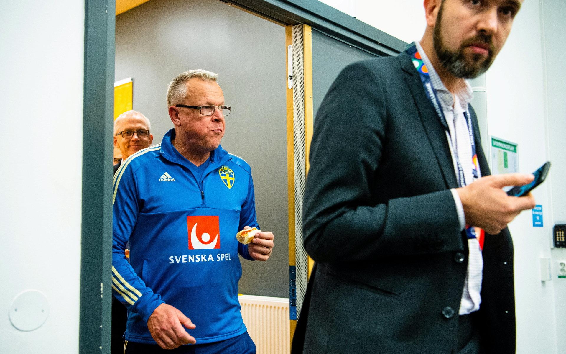 Efter matchen mot Ryssland i Nations League 2018 dök Janne Andersson upp på presskonferensen med en korv med bröd i högsta hugg.