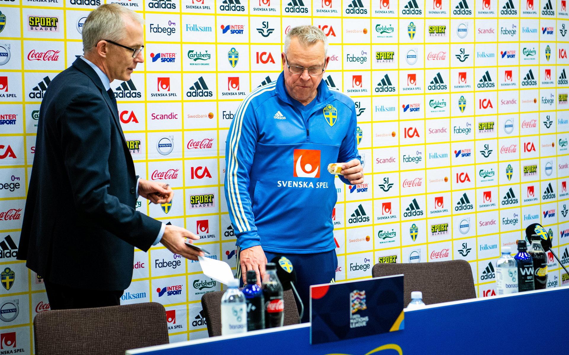 Efter matchen mot Ryssland i Nations League 2018 dök Janne Andersson upp på presskonferensen med en korv med bröd i högsta hugg.