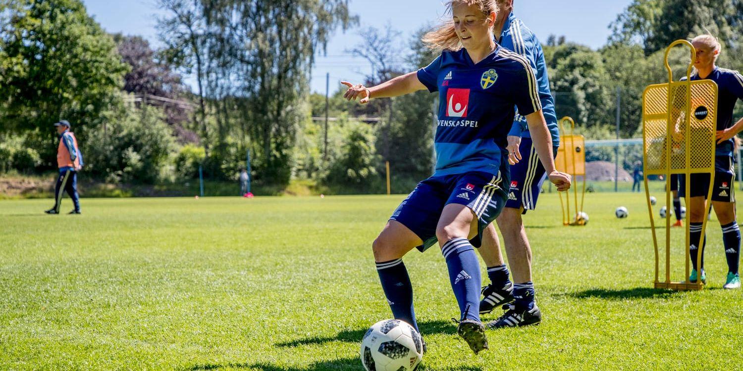 Anna Anvegård under landslagets träning på Kamratgården inför VM-kvalmatcherna mot Kroatien och Ukraina.