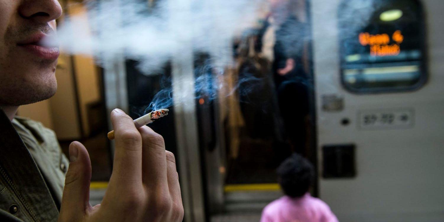 Regeringen vill förbjuda rökning på fler allmänna platser. Arkivbild.
