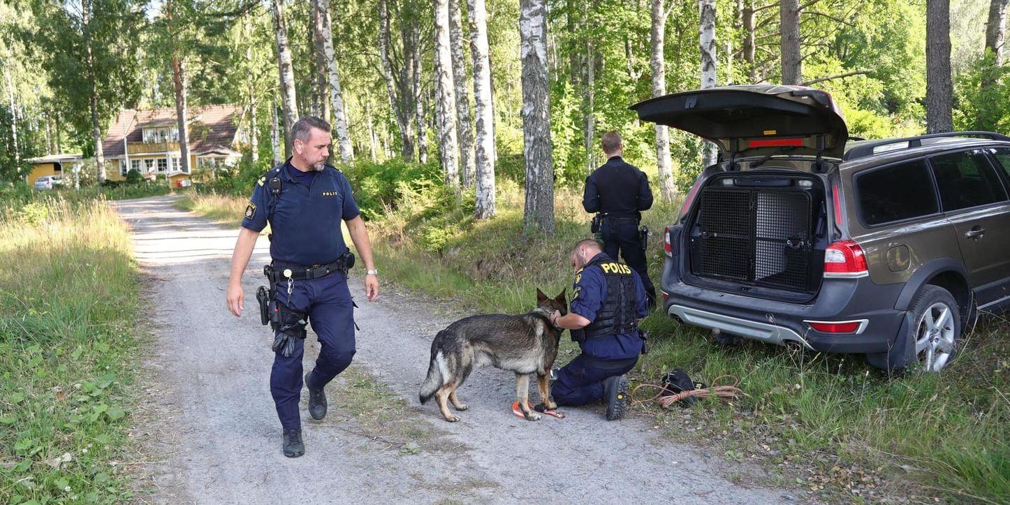 En stor polisinsats letar efter den morddömde man som rymde från Kriminalvårdens transport i Laxå.