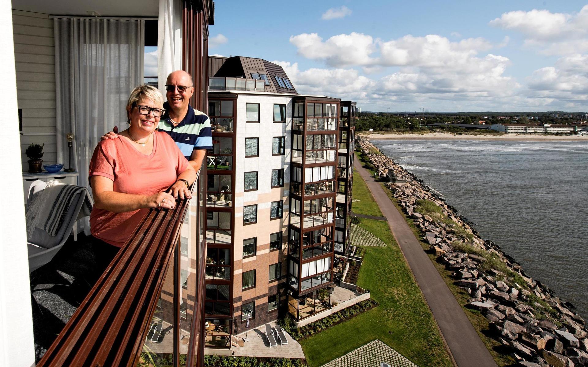 Mari-Louise och Magnus Wernersson klagar inte på sin utsikt från balkongen på sjunde våningen på Bacchus.