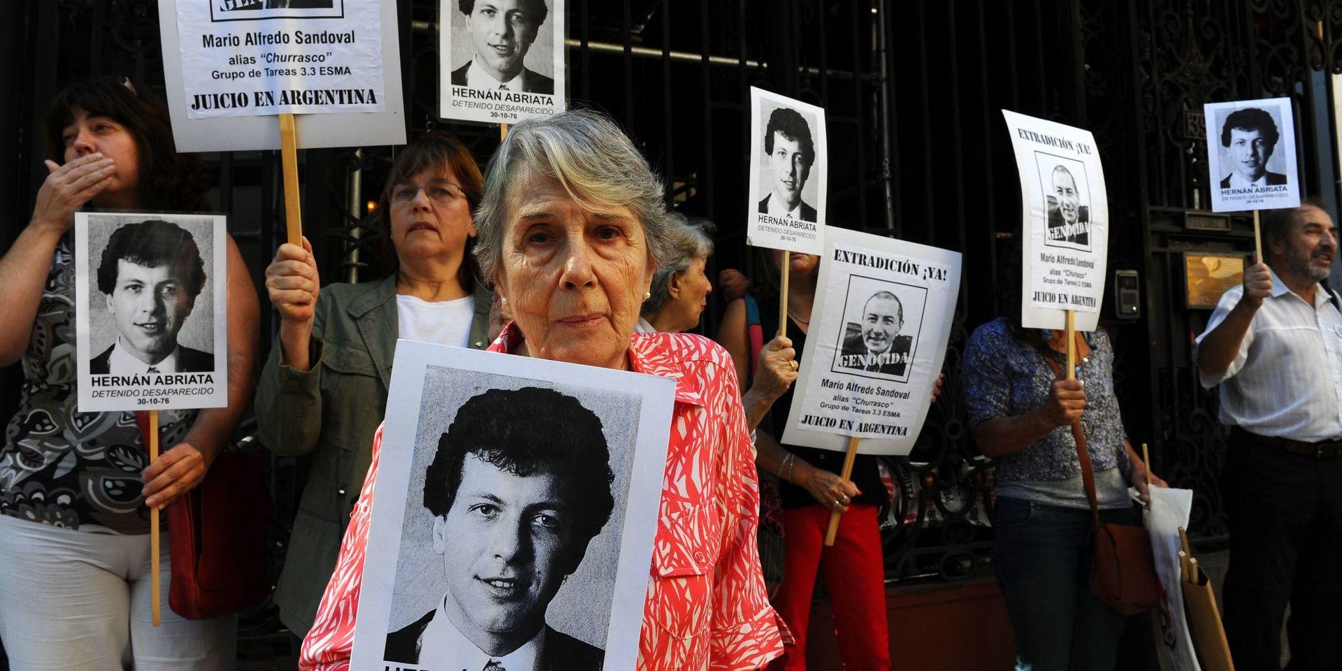 Modern till försvunna Hernán Abriata, som greps 1976 under militärdiktaturen i Argentina, kräver att den tidigare argentinske polismannen Mario Alfredo Sandoval ställs inför rätta. Arkivbild.