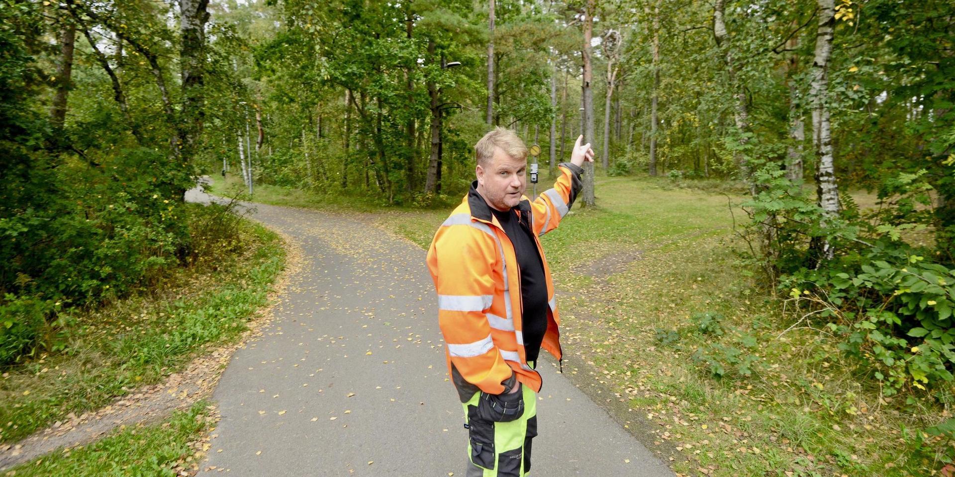 Daniel Andersson på kommunen berättar att det ska göras en naturvårdsgallring av Slättenskogen. 