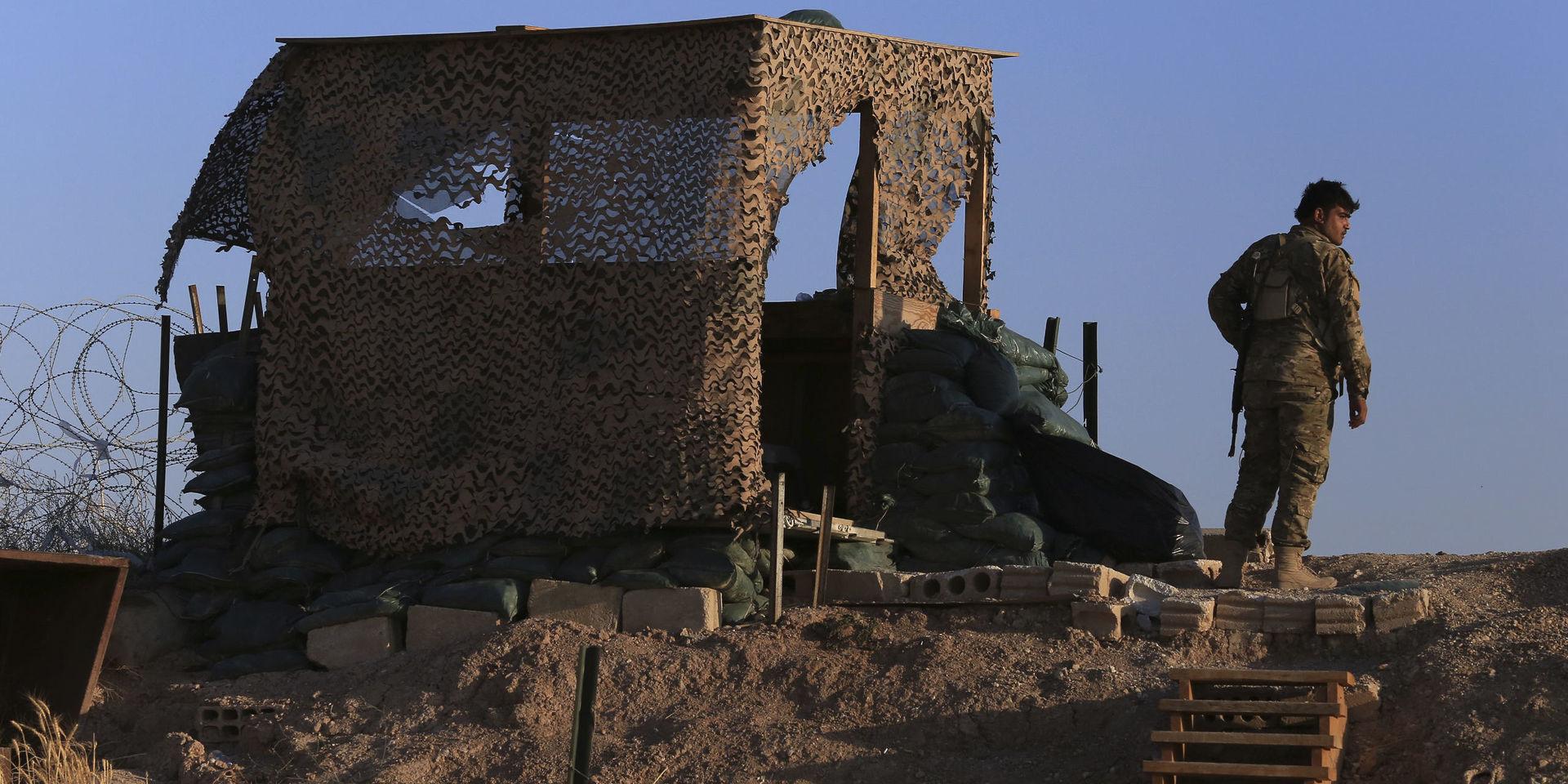 En ensam SDF-soldat vid den turkisk-syriska gränsen. 