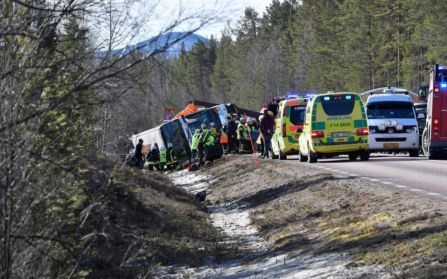 Olyckan har skett mellan Sveg och Fågelsjö i Härjedalen. Flera personer skadades allvarligt. FOTO: TT
