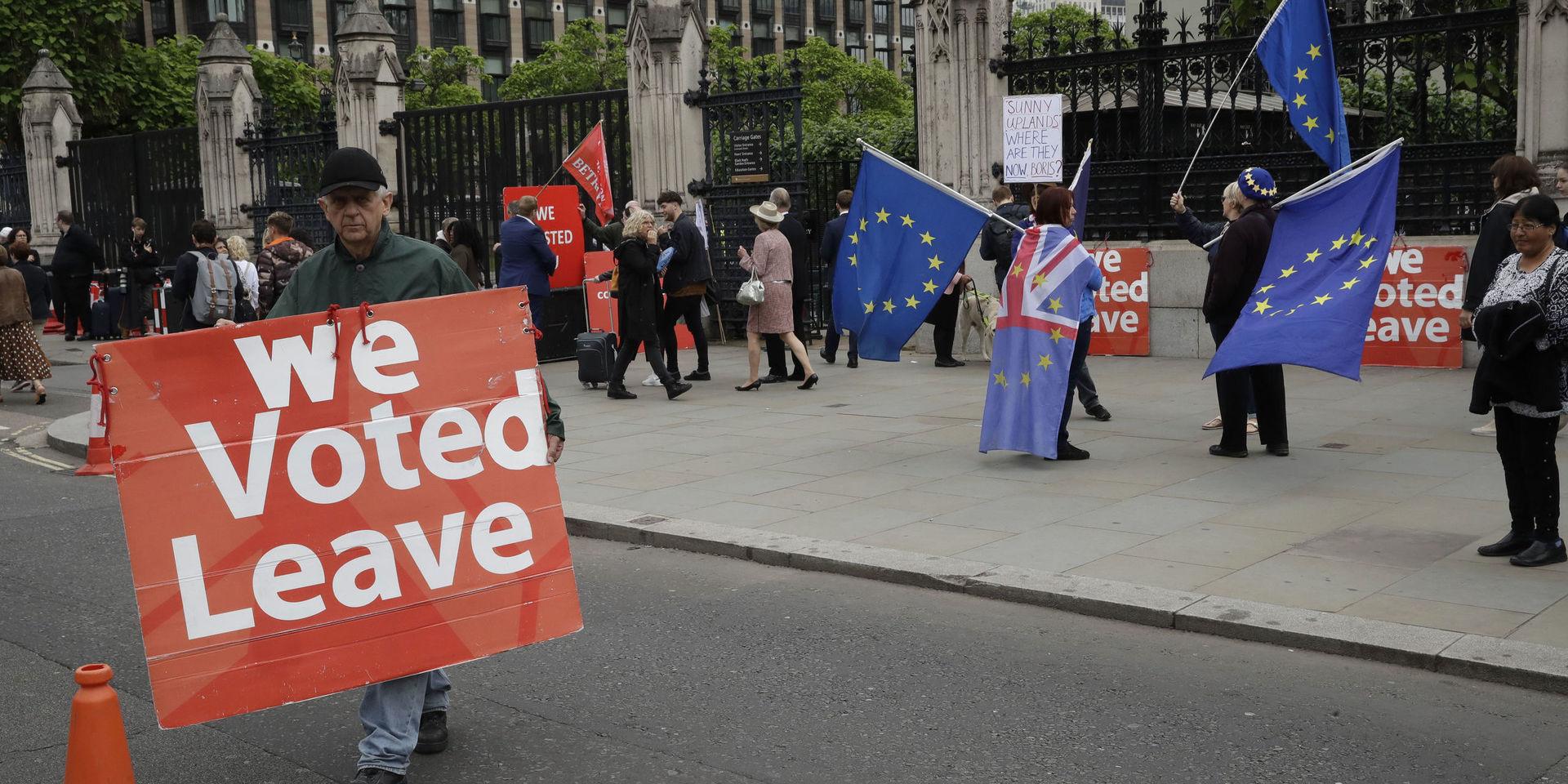 Demonstranter för och emot brexit i London tidigare i sommar. Arkivbild. 
