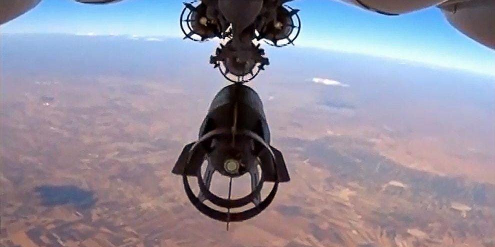 Flyganfall. En ryskt stridsflygplan av typ Su-24M under ett attackuppdrag i Syrien, enligt det ryska försvarsministeriet.