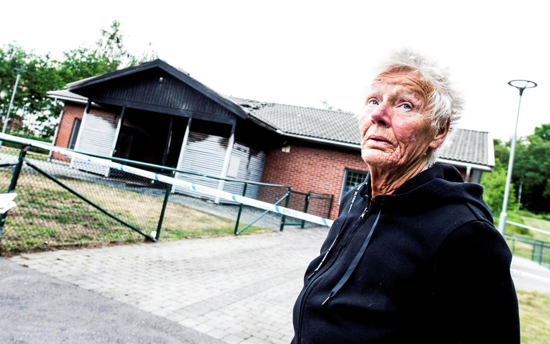 Eva Andersson är ordförande i föreningen Fria sällskapet länkarna som bara huserat i lokalen på Falkagård i en och en halv månad. Efter upprepade bränder och krossade rutor förstördes stora delar av byggnaden i en misstänkt anlagd brand under natten till tisdagen.