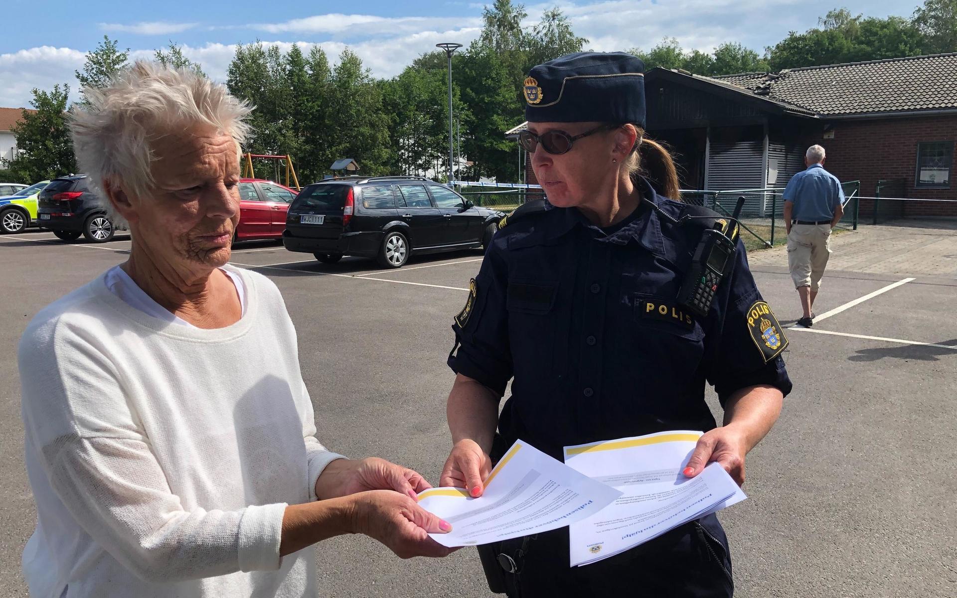 Anneli Svensson, kommunpolis i Falkenberg, delar ut lappar till Eva Andersson. Polisen är intresserade av att komma i kontakt med alla som kan tänkas ha sett något. 