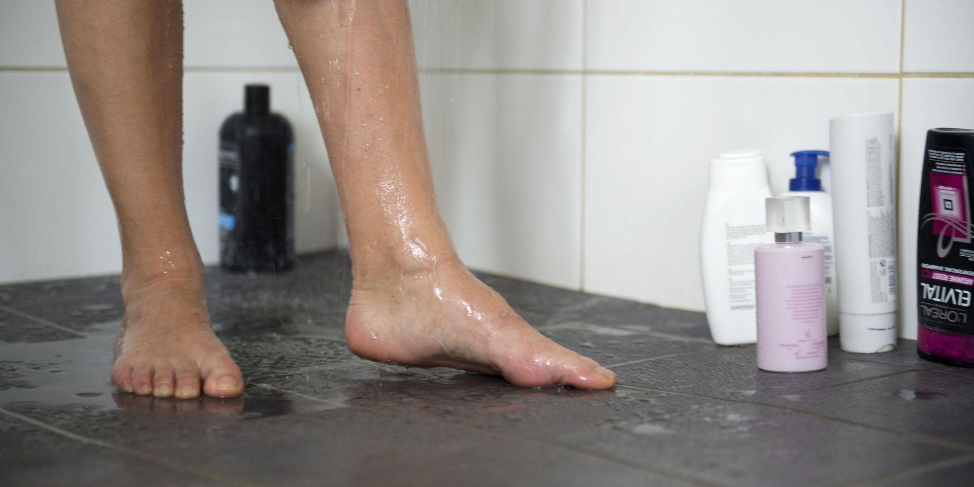 VÄSTERÅS 20130421 
En kvinna duschar. På golver står olika flaskor med tvål, schampo och balsam.
Foto: Fredrik Sandberg / SCANPIX / Kod 10180 


