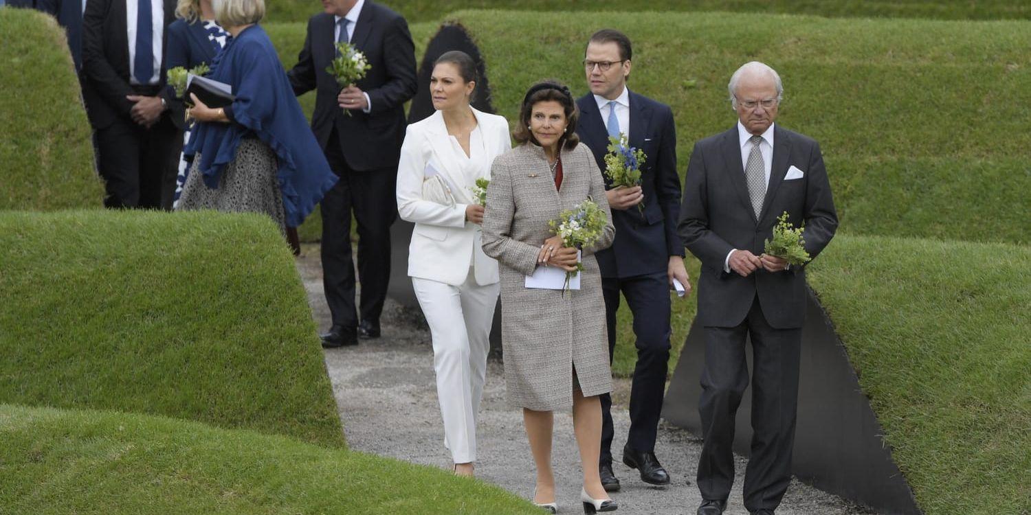 Kung Carl Gustaf och drottning Silvia, kronprinsessan Victoria och prins Daniel vid invigning av minnesvården "Gravitational ripples" på Djurgården.