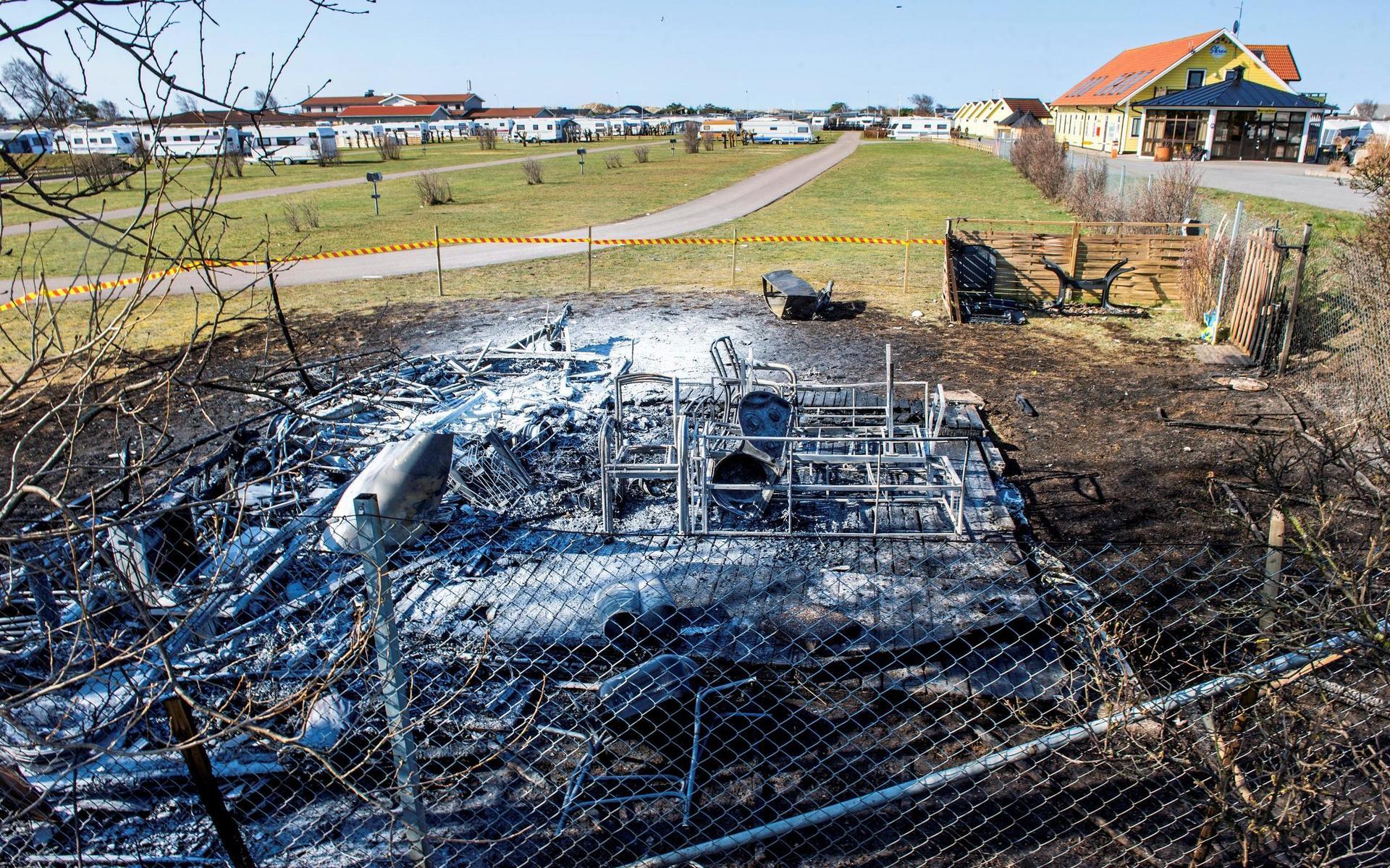 Natten till den 19 april förstördes en husvagn efter en brand på Skrea camping. 