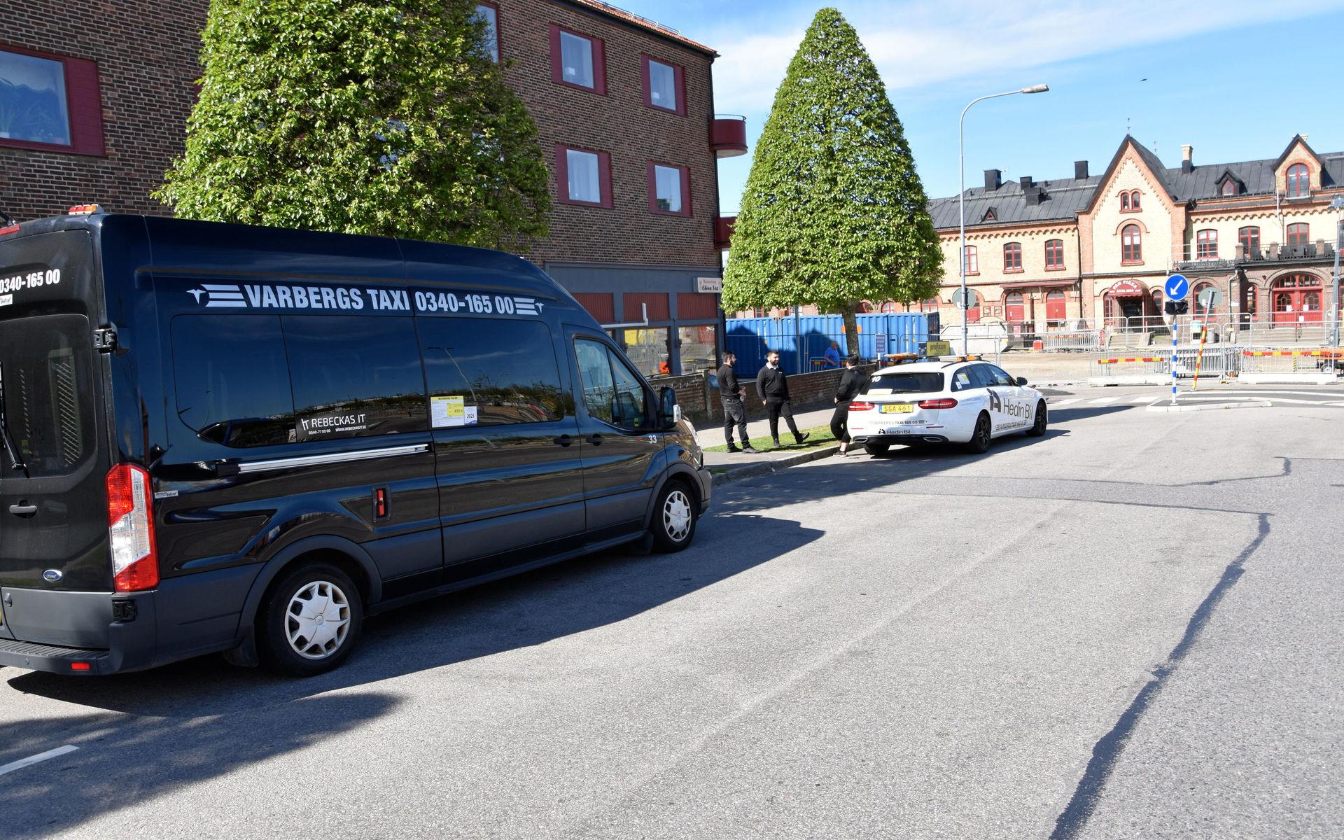 Varbergs taxi har kunnat behålla en stor del av sina chaufförer. Företaget har också samhällsnyttiga uppdrag för Hallandstrafiken. Det hjälper till under krisen.