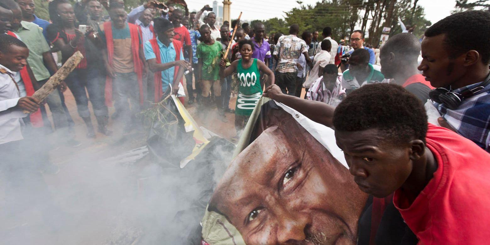 Studentprotester mot Ugandas president Yoweri Museveni förra året. Han är en av de afrikanska ledare som kan ha anledning att känna sig nervös efter Mugabes fall i förra veckan. Arkivbild.