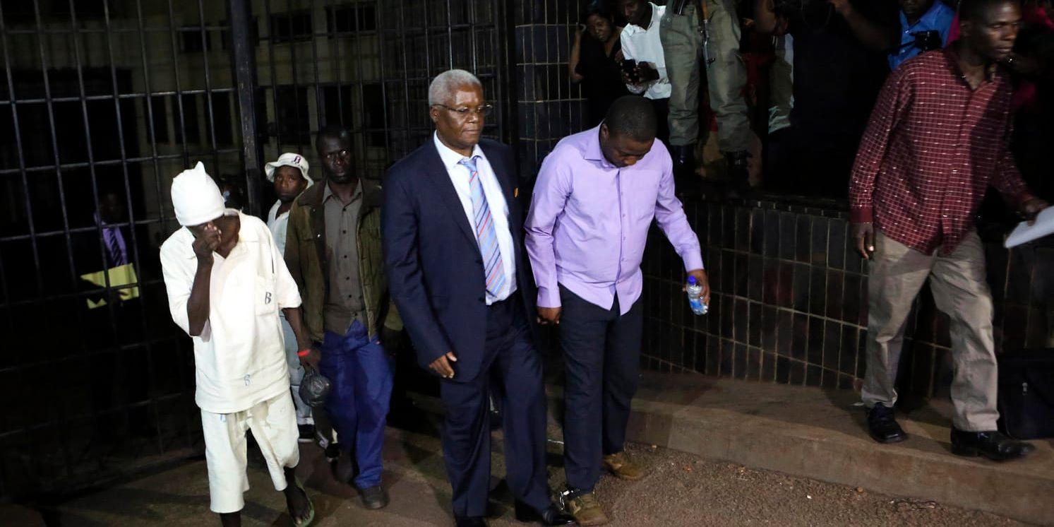 Zimbabwes tidigare finansminister Ignatius Chombo, i blå kostym, tillhör dem som greps i samband med maktskiftet i Zimbabwe. Arkivbild.