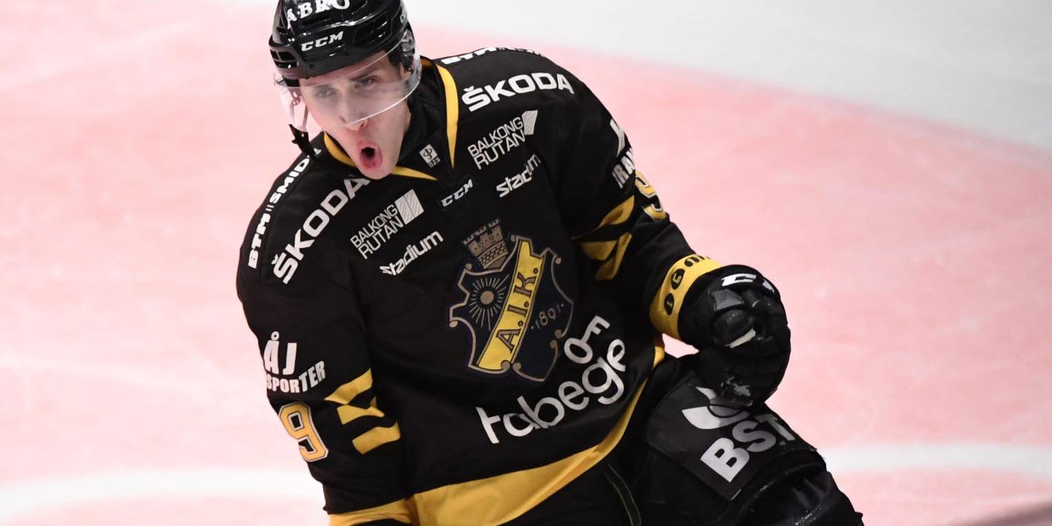 AIK:s Garry Nunn jublar efter ett av sin tre mål i 5–1-segern mot Oskarshamn.