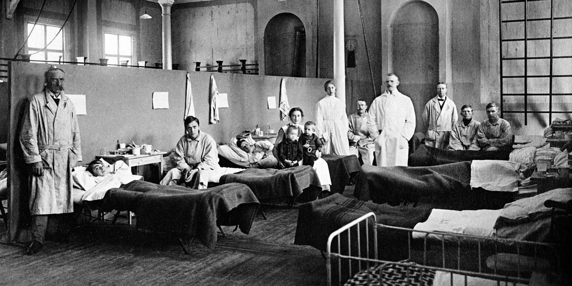Vi kan lära av vår historia, skriver insändarskribenten. Bilden är från det provisoriska ”Spanska sjukhuset” i Östersund 1918.