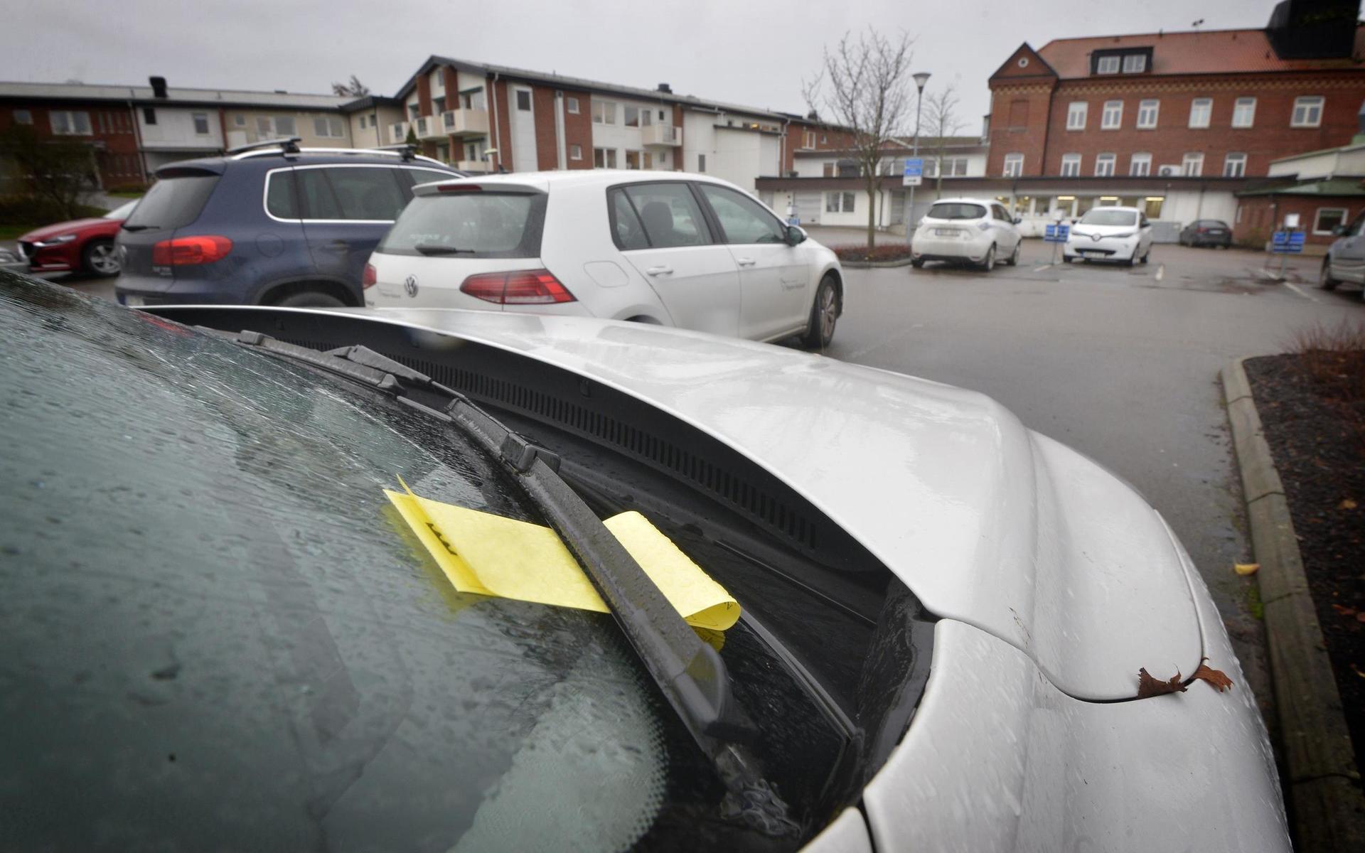 Kommunens parkeringsvakter är snabba på att bötfälla bilar som stått parkerade mer än två timmar.