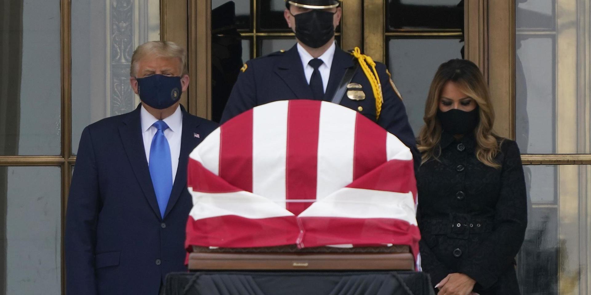 USA:s president Donald Trump och hans hustru Melania Trump kom på torsdagen till Högsta domstolen för att kondolera Ruth Bader Ginsburg, HD-domaren som avled i fredags, 87 år gammal.