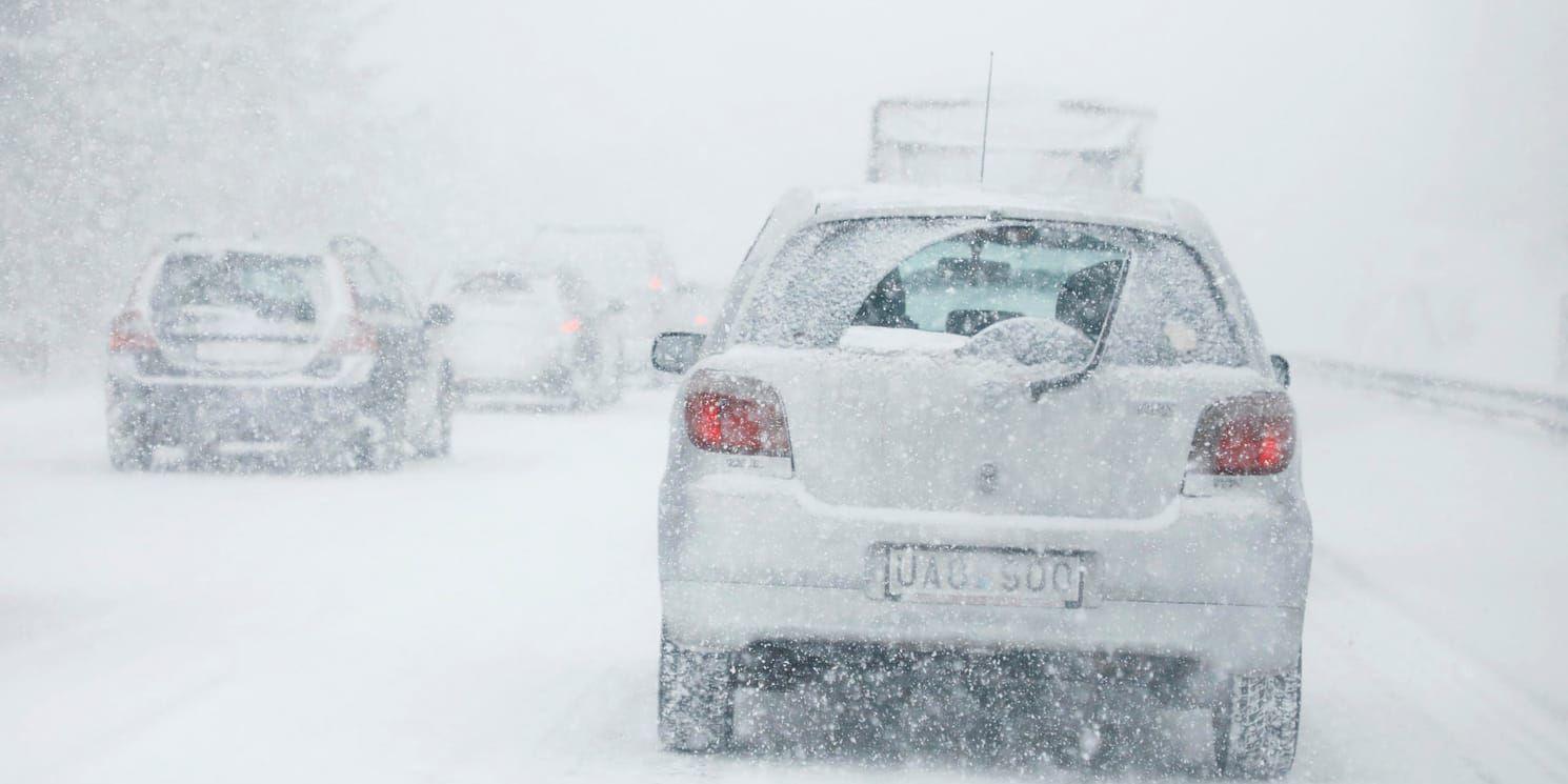 Stora snömängder kan ställa till det i trafiken det närmaste dygnet.