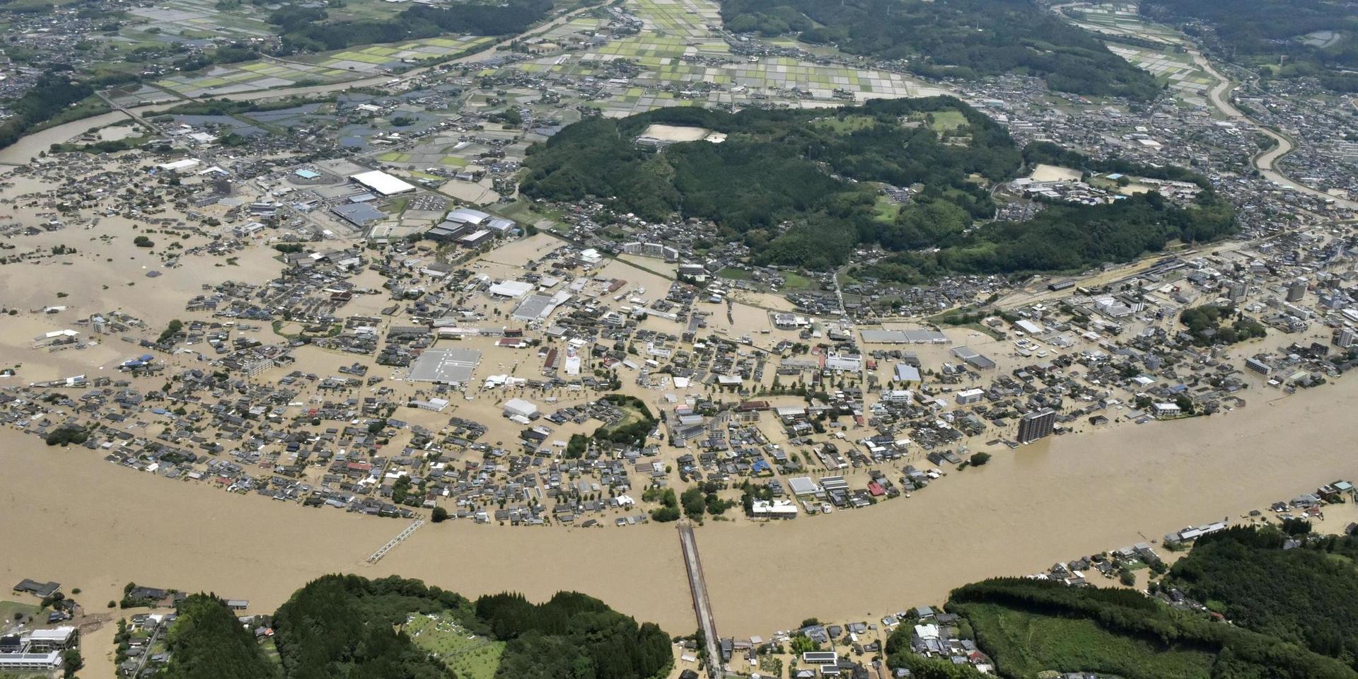 Stora områden i sydvästra Japan har begravts i vatten och lera efter kraftiga skyfall.