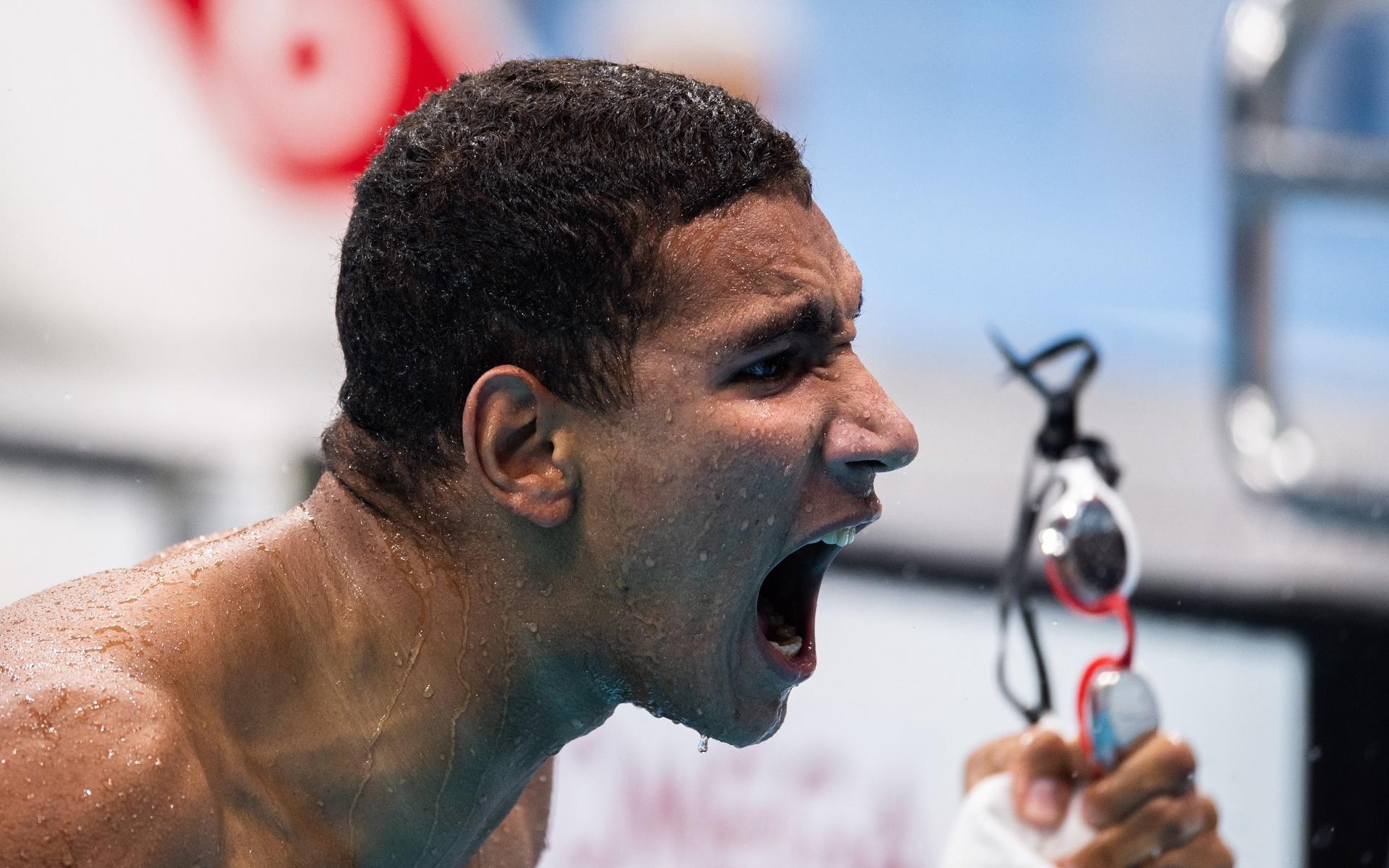 Tunisiens Ahmed Hafnaoui firar efter att ha vunnit 400 meter fristil.