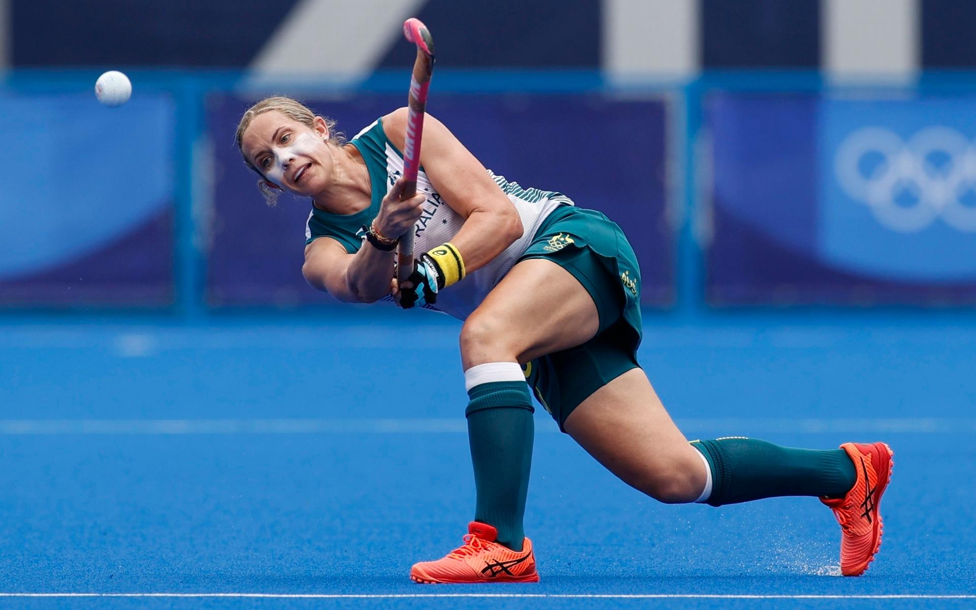Australiens landhockeyspelare Edwina Bone med en passning under matchen mot Kina.