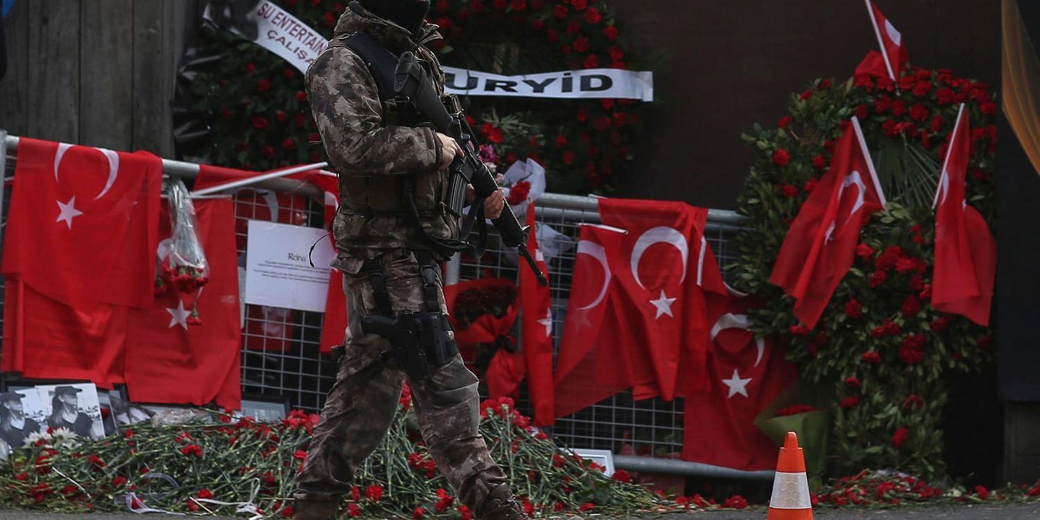 En turkisk soldat patrullerar i närheten av nattklubben Reina i Istanbul den 4 januari 2017, där en beväpnad man stormade in på nyårsnatten och började skjuta. Dådet krävde 39 liv, och 79 personer skadades.