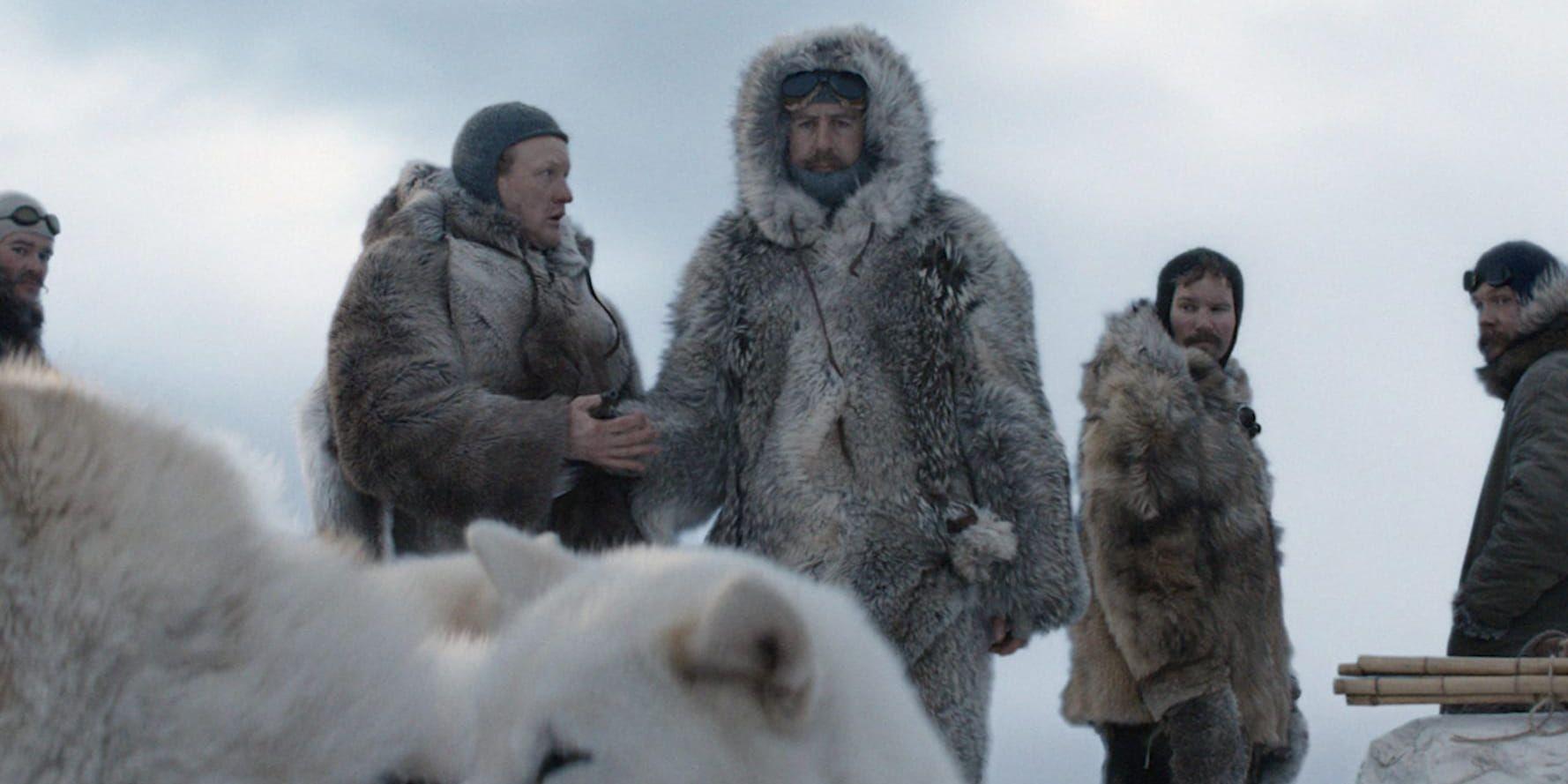 Roald Amundsen (Pål Sverre Hagen) vill komma först till Sydpolen och skyr inga medel i "Amundsen". Pressbild.
