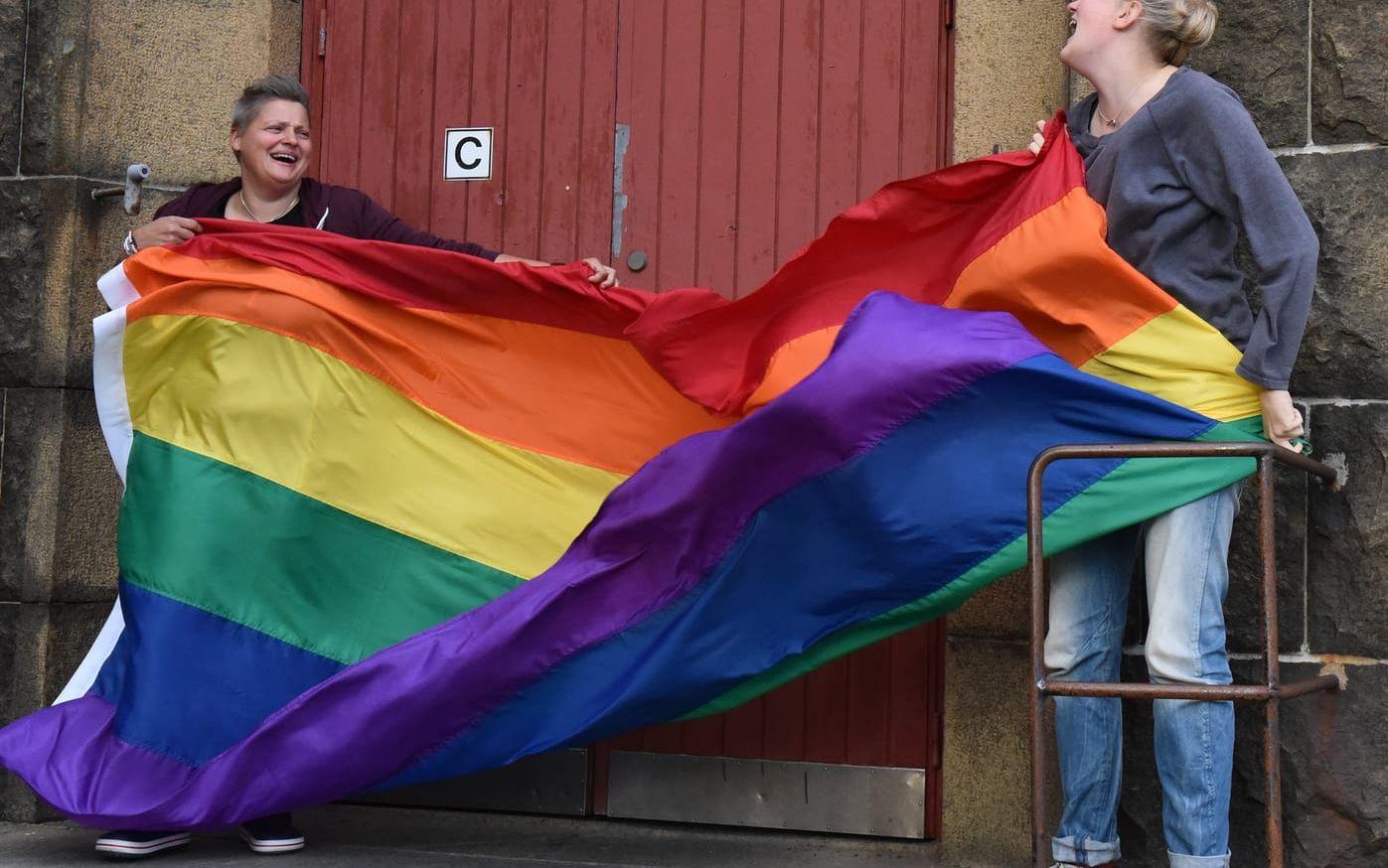 Laddade för Pride. Arrangörerna utlovar en "färgsprakande underbar fest" när regnbågsfärgerna intar Varberg. Bild: Jennie Persson
