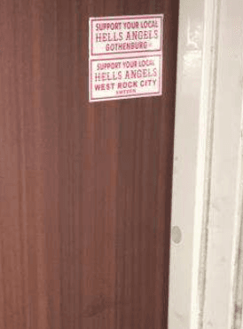 På mannens dörr sitter ett HA-klistermärke. Bild: Polisen